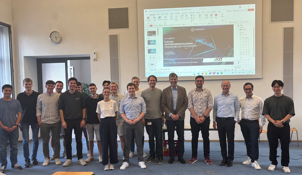 Eine Gruppe von Menschen steht vor einer Präsentation mit dem Thema KI in der Unternehmenssteuerung.